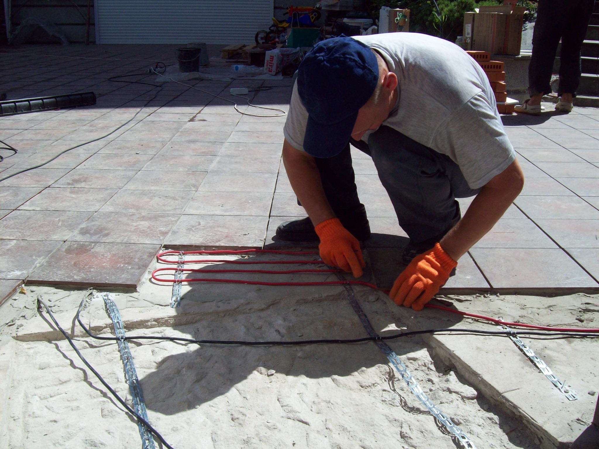 instalacja ogrzewania terenu w pobliżu domku