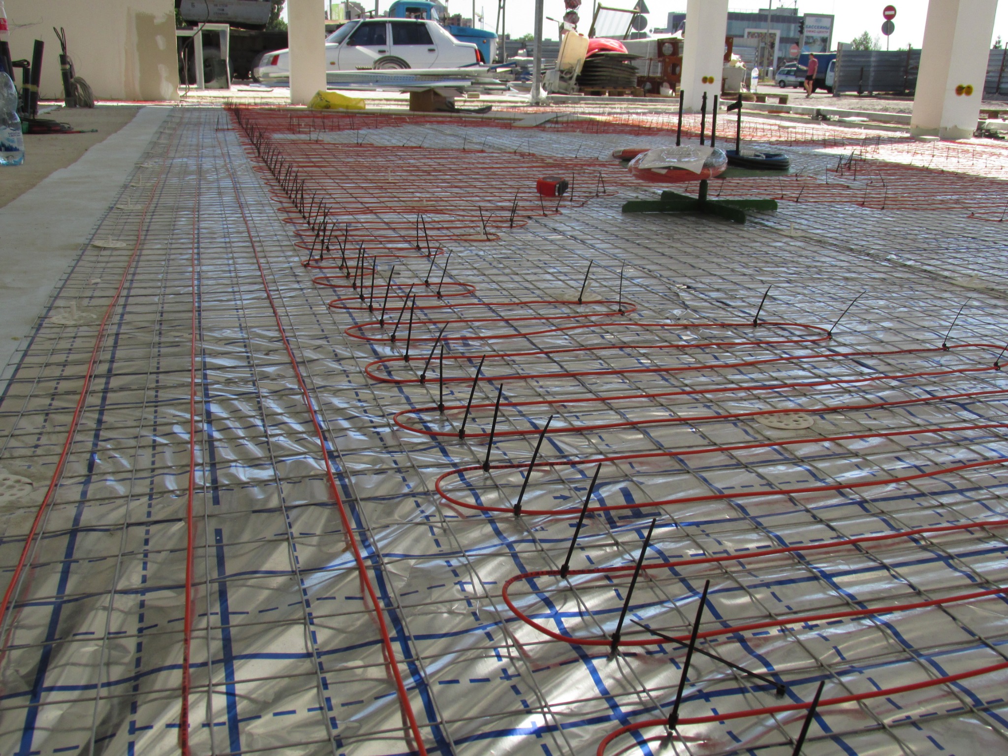 Montaż kabla grzejnego na stacji benzynowej