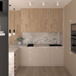 Sopata Studio Design Katarzyna Sopata - Beżowa kuchnia z drewnianymi szafkami, marmurowym blatem i backsplashiem. Uwagę zwraca nowoczesna zabudowa z piekarnikiem i płyta grzewcza.