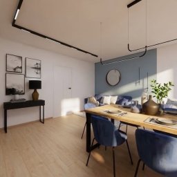 Sopata Studio Design Katarzyna Sopata - Nowoczesny salon z jadalnią: drewniany stół z granatowymi krzesłami, czarne oświetlenie szynowe, jasne ściany z błękitnym akcentem, drewniana lamela przy TV.