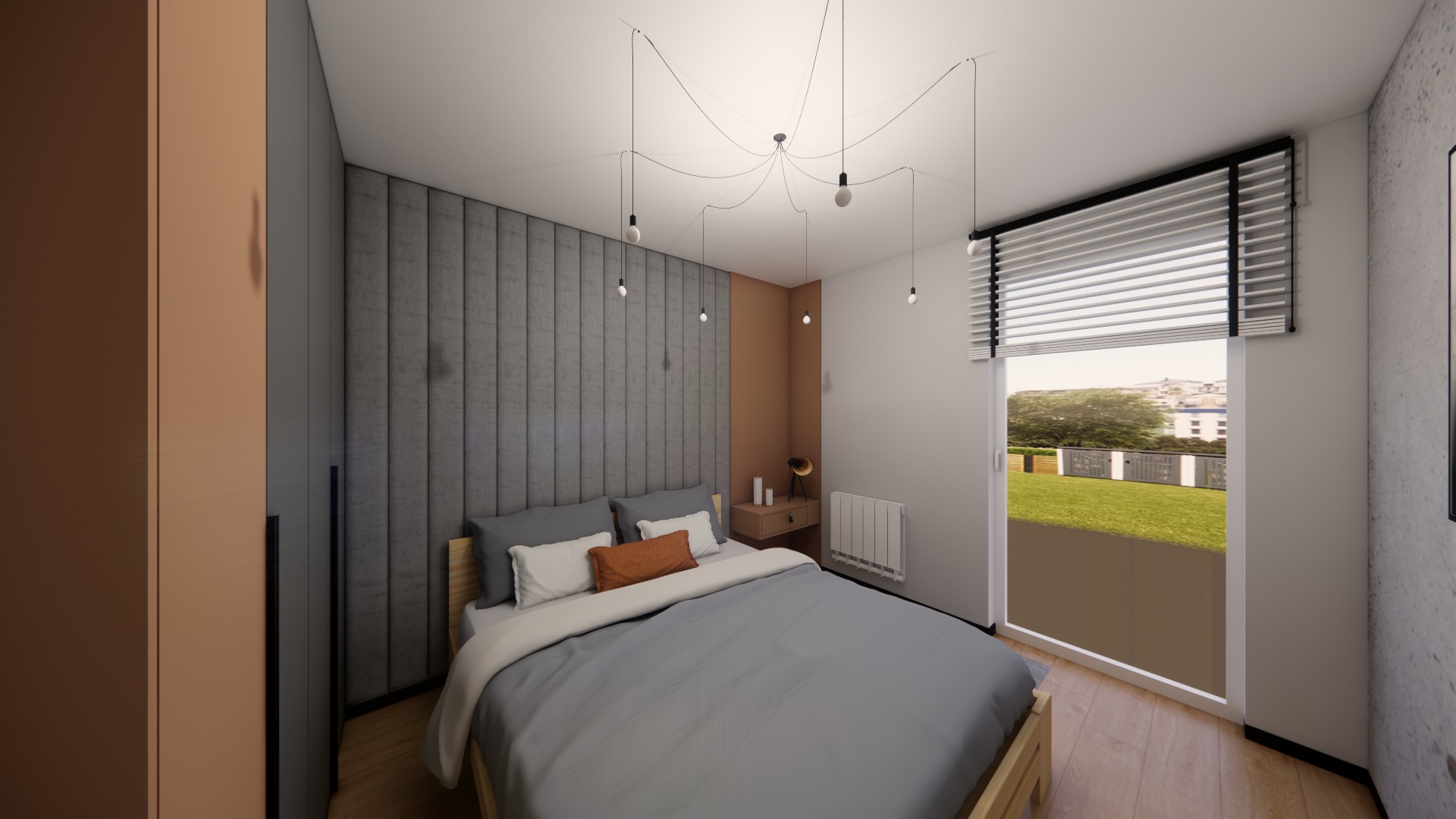 Nowoczesna sypialnia z łóżkiem, szarą tapicerowaną ścianą i oryginalnym oświetleniem sufitowym. Widok na zieleń przez okno z żaluzjami.