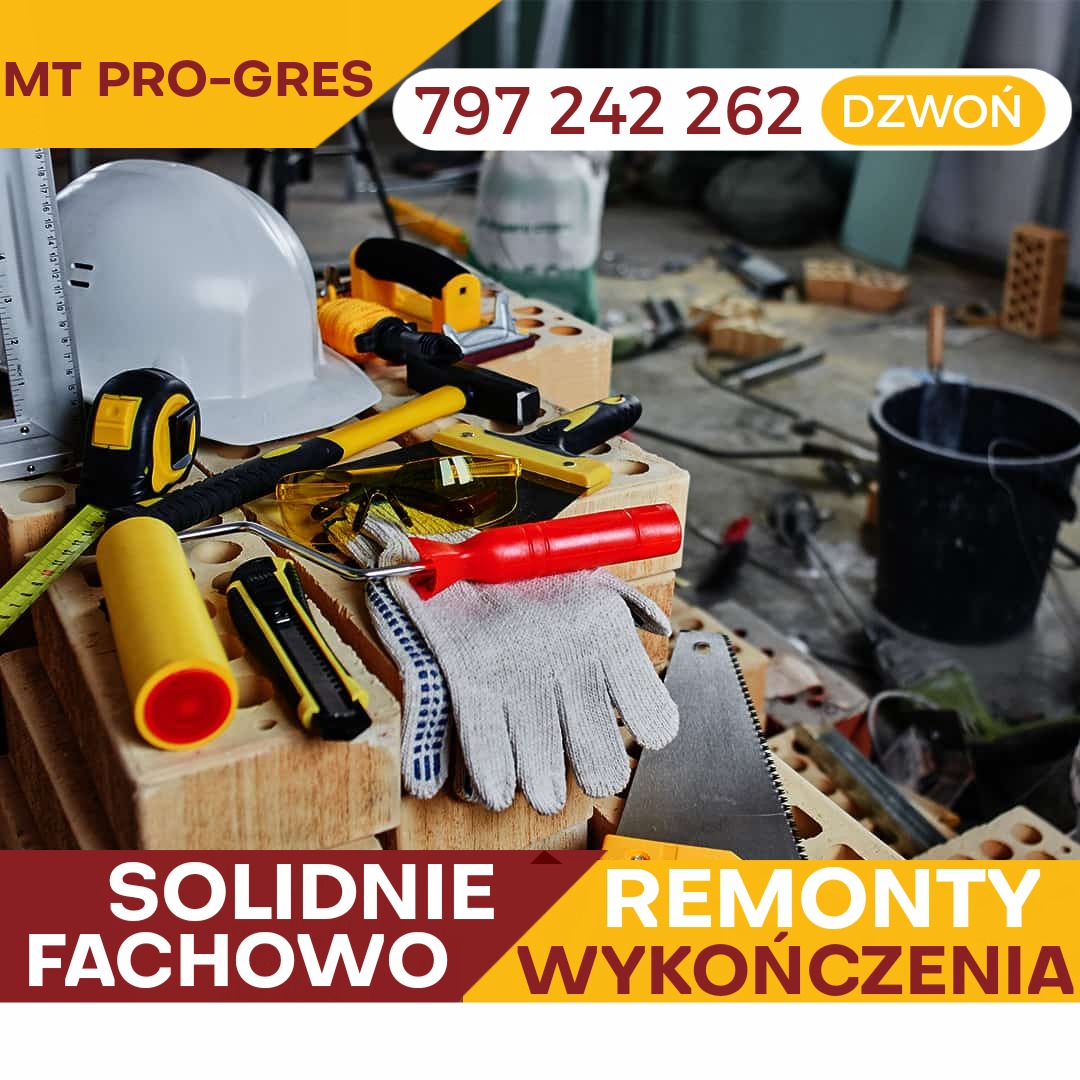 Narzędzia budowlane i akcesoria na cegłach: kask ochronny, miara zwijana, poziomica, nożyk, wałek malarski, rękawice robocze, piła ręczna, wiadro. W tle rozgardiasz na placu budowy.