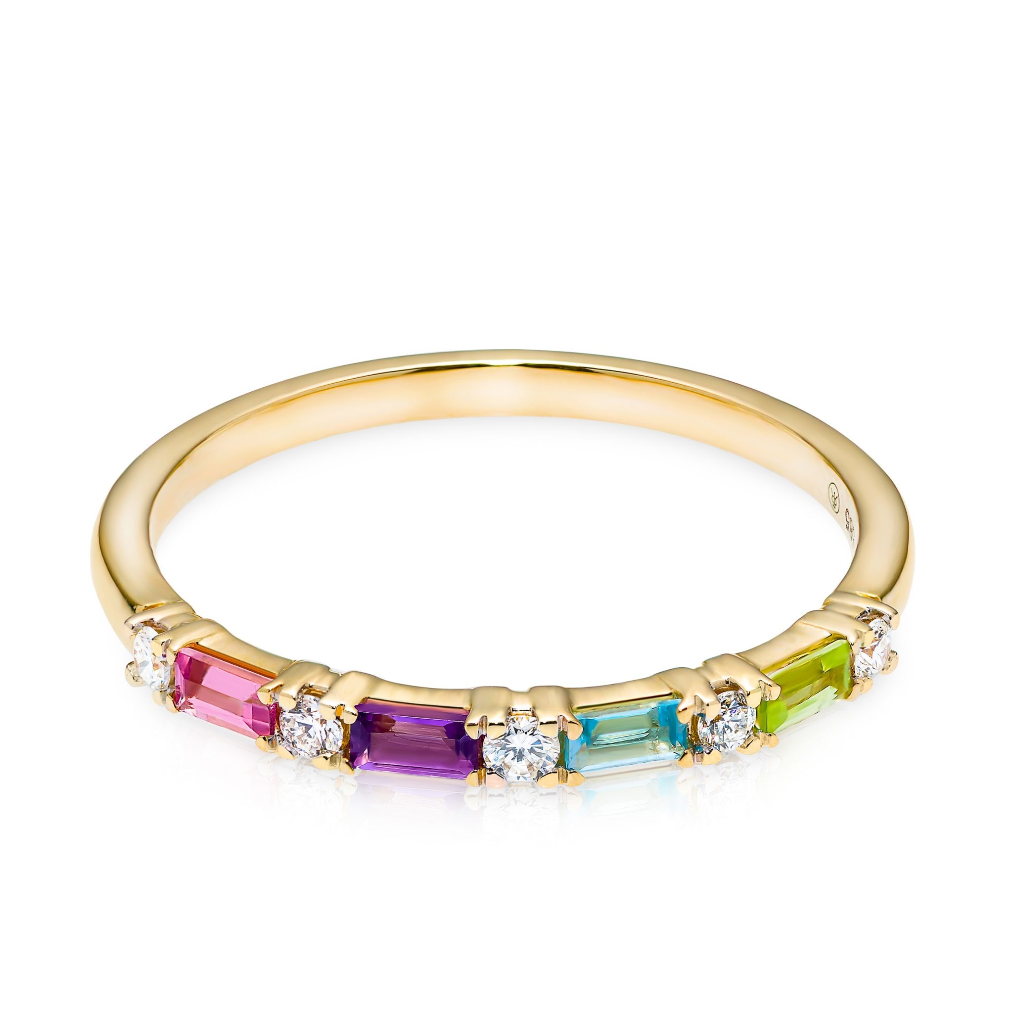 Złoty pierścionek z kolorowymi kamieniami szlachetnymi i brylantami na białym tle. Produkt jubilerski w zbliżeniu, oświetlony równomiernym światłem.