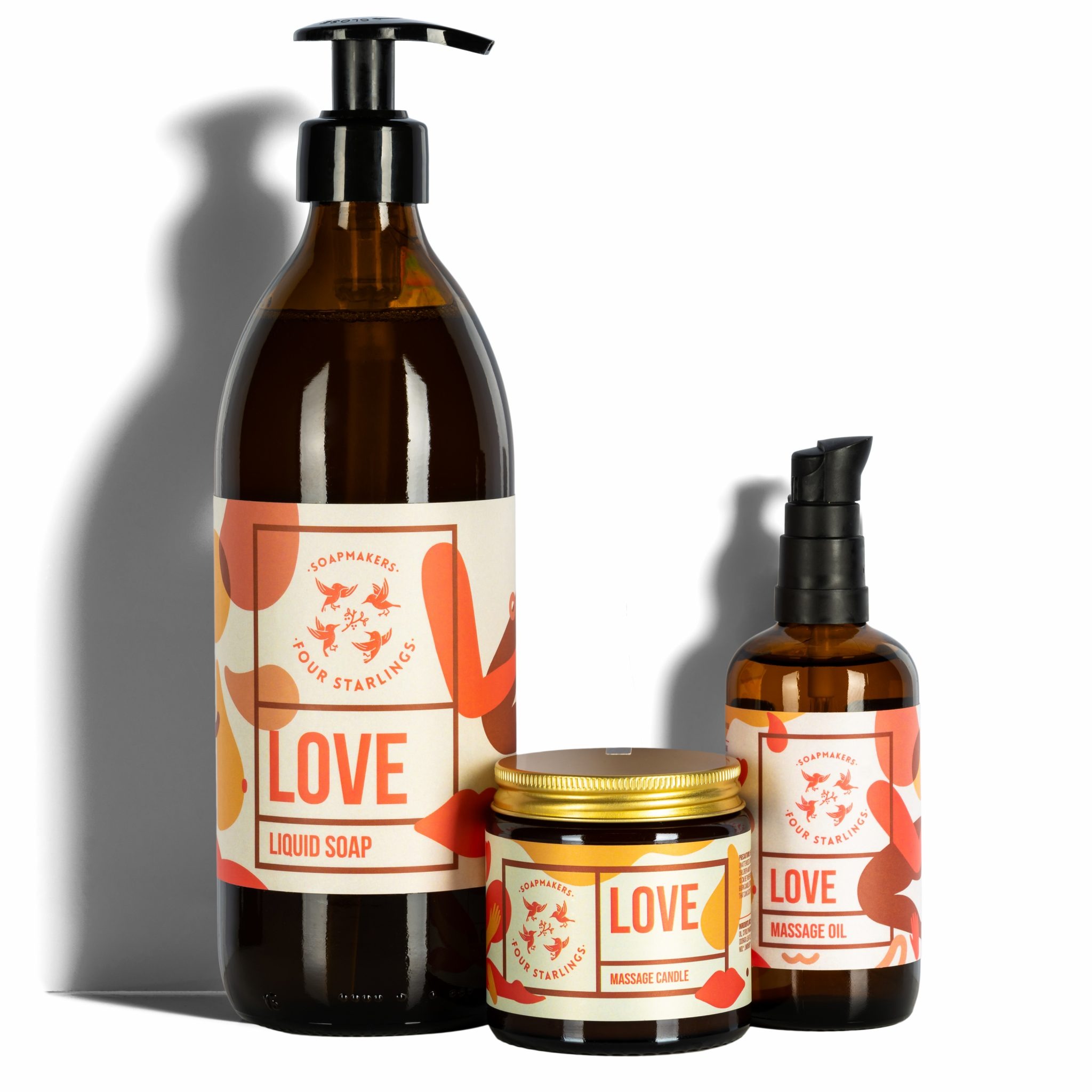 Zestaw kosmetyków Soapmakers Four Starlings: mydło w płynie, olejek do masażu i świeca do masażu. Produkty w brązowych butelkach z etykietami z napisem 'LOVE'.
