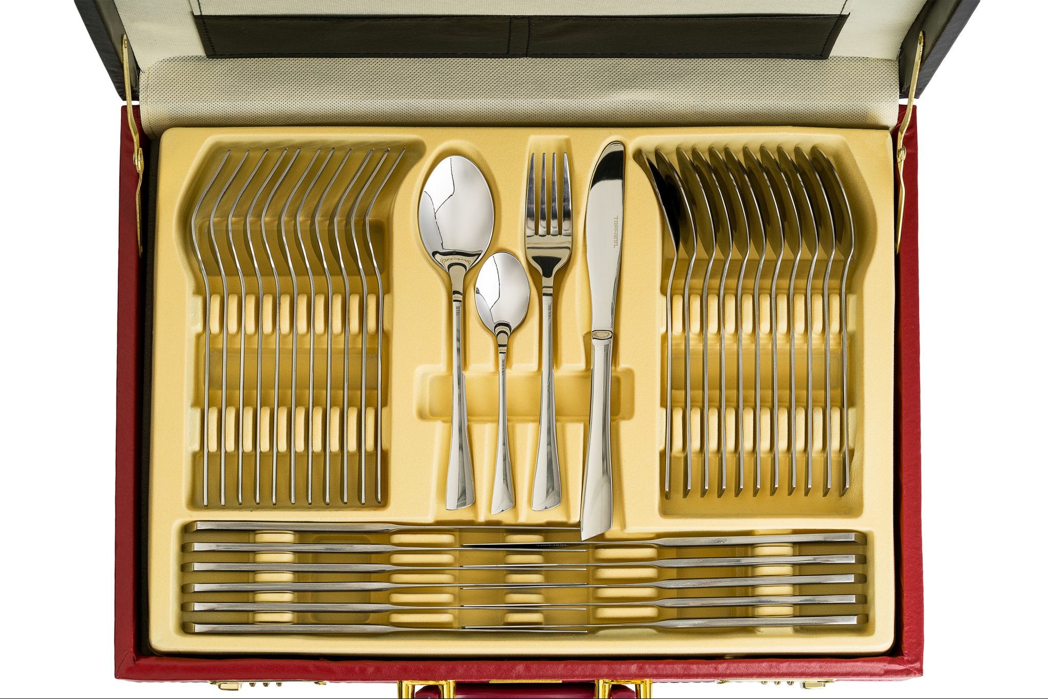 Komplet sztućców ze stali nierdzewnej w eleganckim, otwartym etui z czerwonej skóry i beżowym wnętrzem. Widok z góry, symetryczne ułożenie.