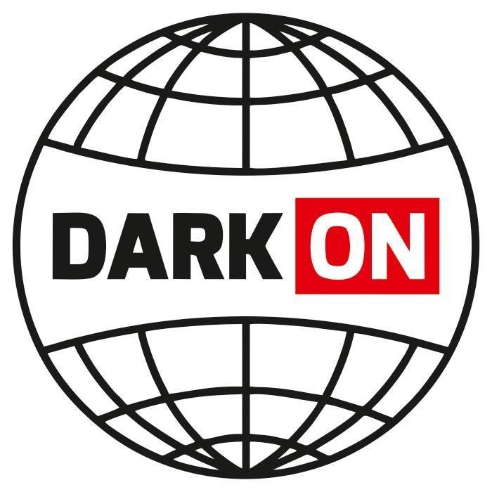 Logo firmy DARK ON przedstawione na tle stylizowanej kuli ziemskiej z siatką południków i równoleżników.