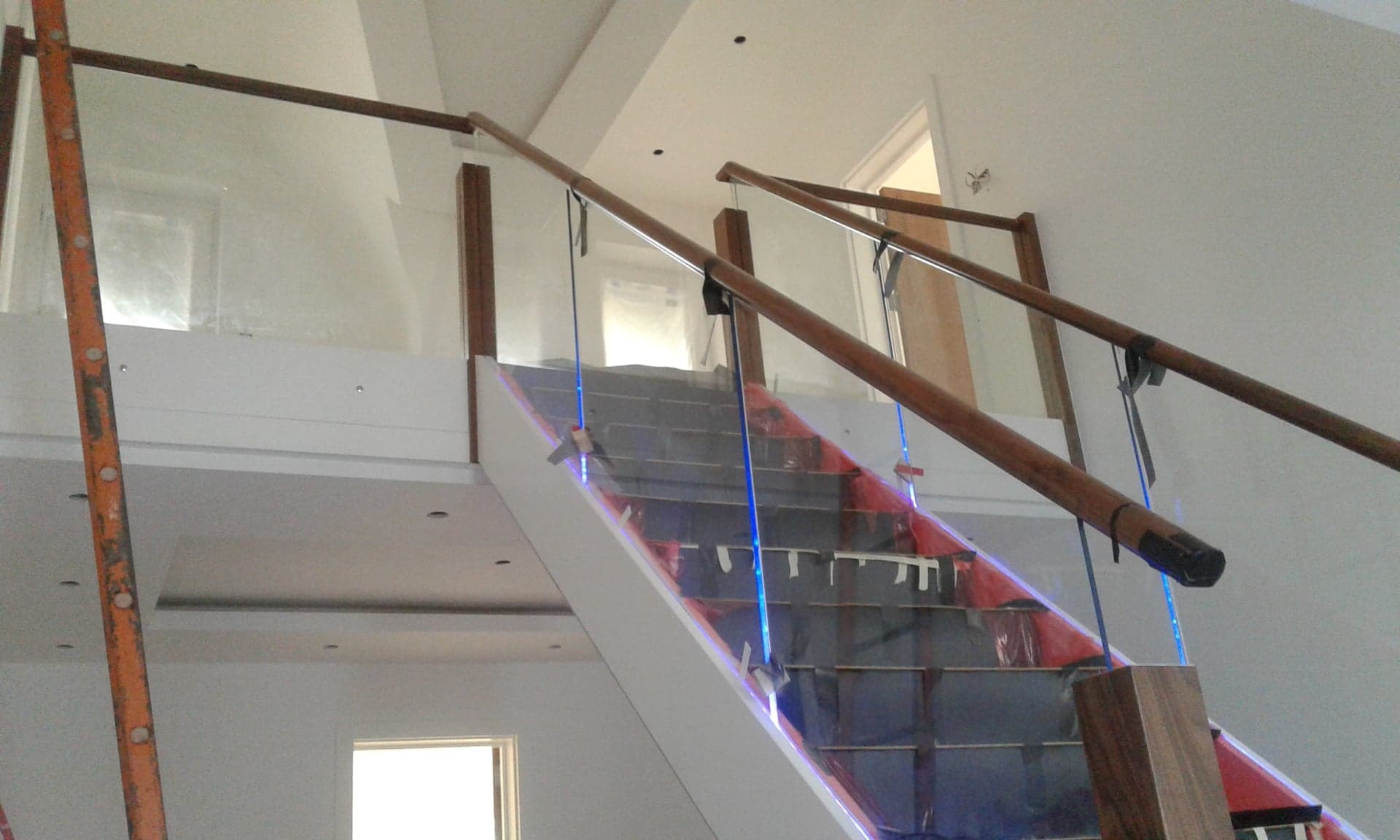 schody orzech amerykanski szklana balustrada