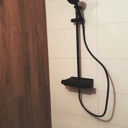 Montaż baterii prysznicowej z deszczownicą