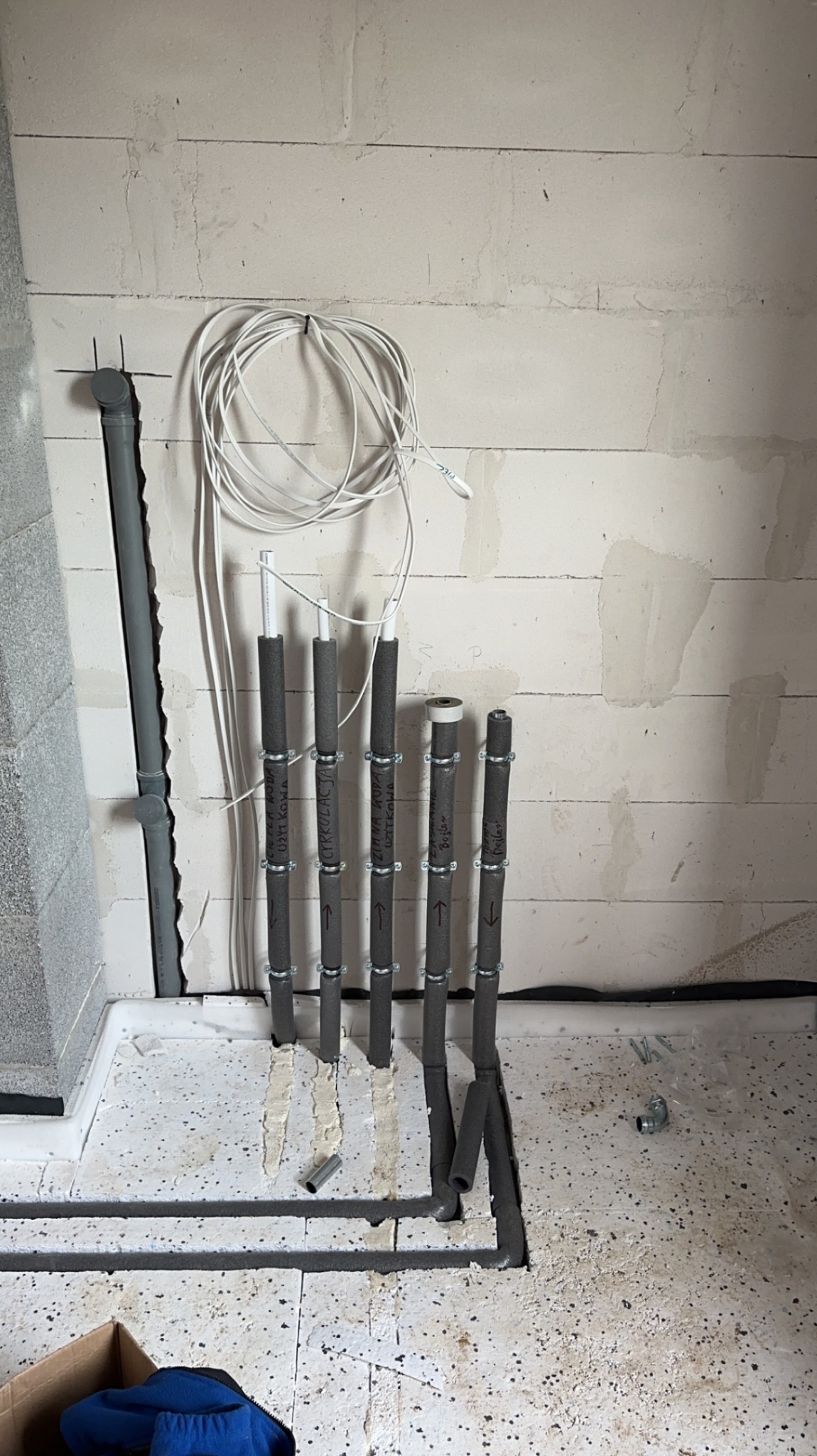 Instalacja w warstwie styropianu przygotowana na zalanie posadzki