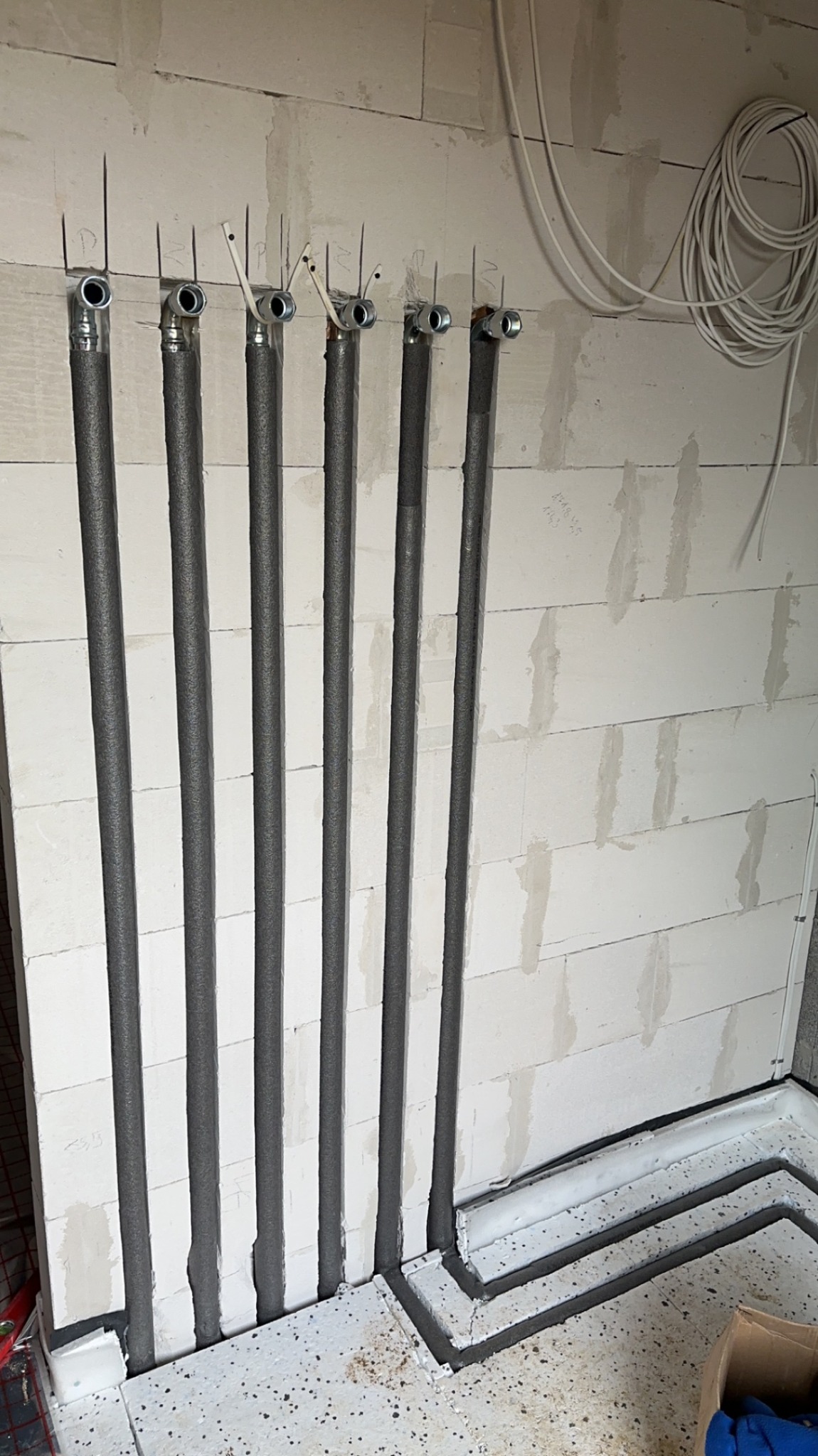 Rurociągi ogrzewania budynku przygotowanie do tynkowania i późniejszy montaż grup pompowych