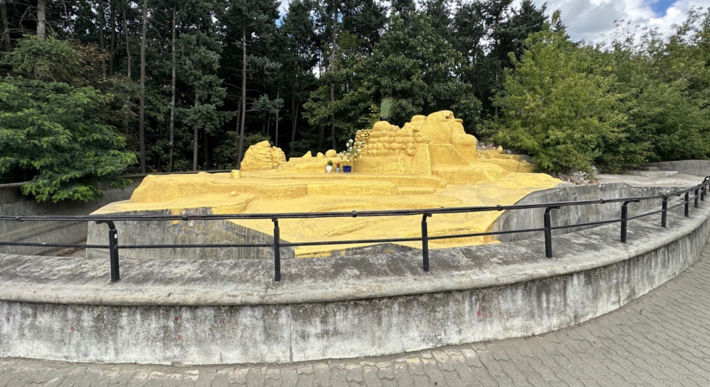 Wyspa misiów w warszawskim zoo.