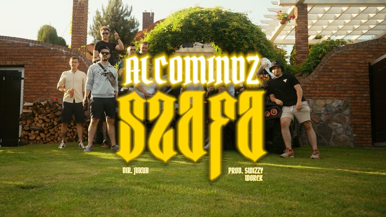 Ekipa muzyczna 'Alcominoz Szafa' pozuje na tle domu z cegły i zielonego trawnika, tworząc okładkę albumu z wyraźnym napisem i podpisami artystów.