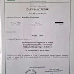 Skan zaświadczenia o ukończeniu kursu Kadry i Płace, wydanego przez Stowarzyszenie Księgowych w Polsce, Oddział Okręgowy w Gdańsku, z datą 19 września 2023 roku, podpisane przez Dyrektora Biura...