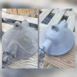 Porównanie metalowego elementu oświetleniowego przed i po czyszczeniu, po lewej stronie pokryty grubą warstwą brudu i rdzy, po prawej odświeżony, z widocznymi śladami obróbki, umieszczony...