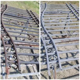 Dwa ujęcia metalowej konstrukcji ogrodzeniowej: po lewej skorodowana, po prawej świeżo pomalowana na szaro, z dekoracyjnymi elementami w kształcie wolut.