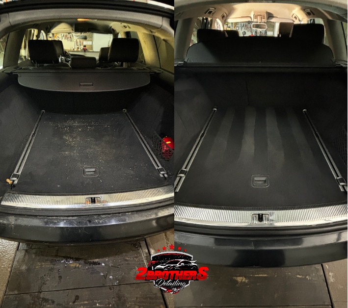 Bagażnik samochodu kombi przed i po czyszczeniu tapicerki, widoczne różnice w czystości wykładziny i brak zabrudzeń po prawej stronie.