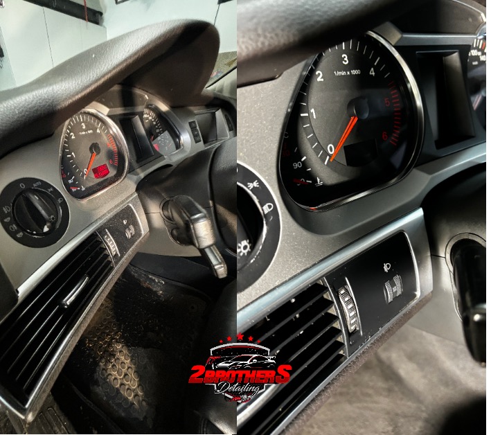 Deska rozdzielcza samochodu Audi A6 przed i po czyszczeniu, widoczne różnice w czystości elementów, w tle logo firmy detailingowej.