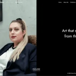 Zdjęcie strony internetowej artystki Tetiany Domino z jej portretem, hasłem 'Art that speaks from the soul' i elementami nawigacyjnymi.