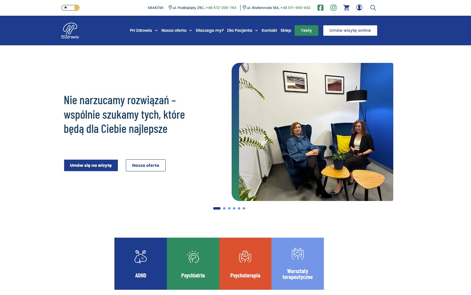 Strona internetowa PH Zdrowia z dwoma kobietami siedzącymi w fotelach na zdjęciu w sliderze, promująca hasło 'Nie narzucamy rozwiązań - wspólnie szukamy tych, które będą dla Ciebie najlepsze'.
