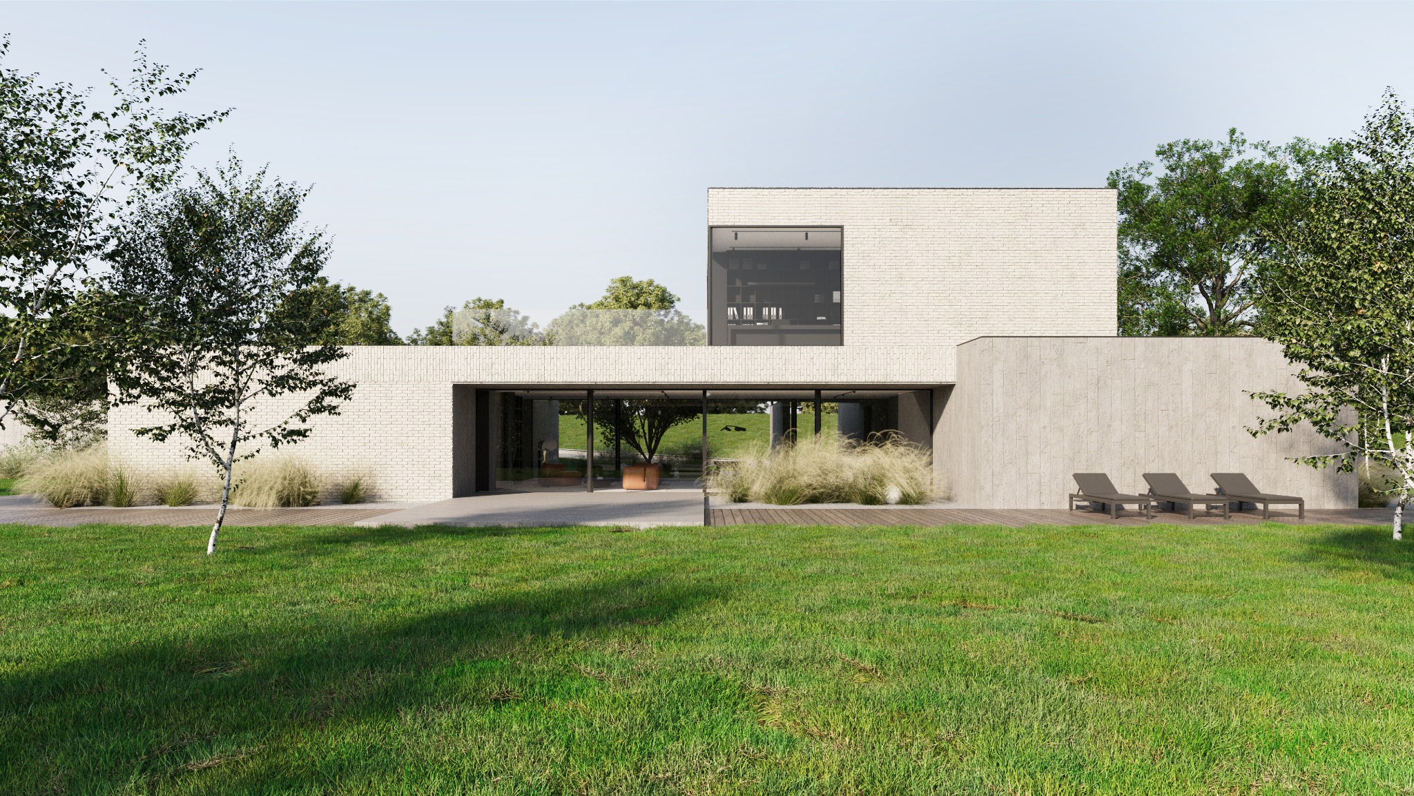 Nowoczesny dom z białej cegły z dużymi przeszkleniami, widok z zewnątrz na trawnik i trzy leżaki na drewnianym tarasie, zieleń w tle.