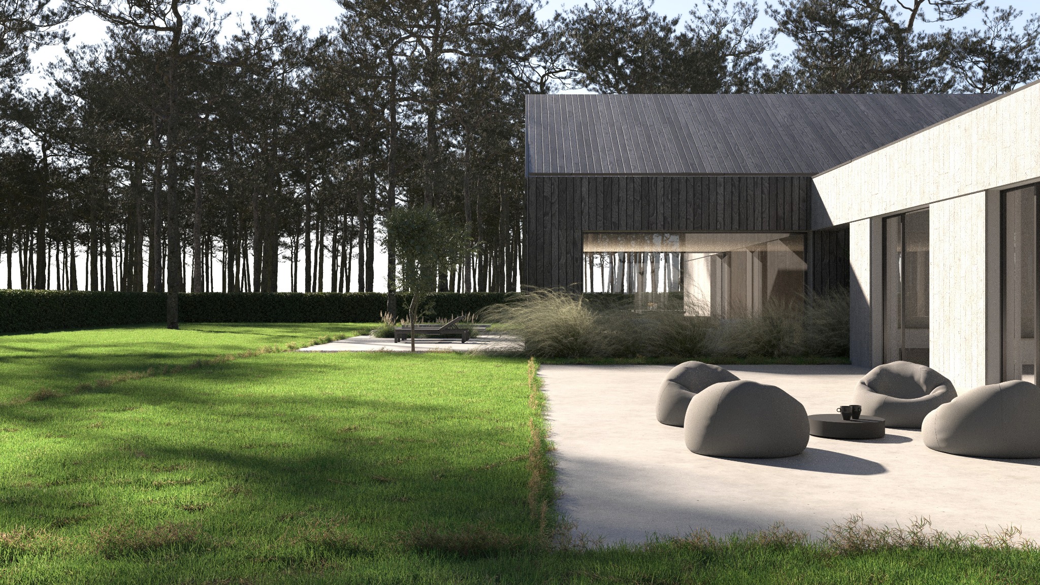 Nowoczesny dom z ciemnego drewna z dużymi oknami, otoczony zielonym trawnikiem i drzewami, z zewnętrznym tarasem wyposażonym w szare pufy i stolik kawowy.