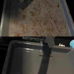 Premium Serwis - Blacha piekarnika przed i po czyszczeniu, widoczne przypalone resztki jedzenia usunięte po interwencji.