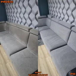 Szara, narożna kanapa tapicerowana przed i po czyszczeniu, widoczne różnice w kolorze i czystości materiału, na podłodze panele imitujące drewno, w tle wzorzysta tapeta.