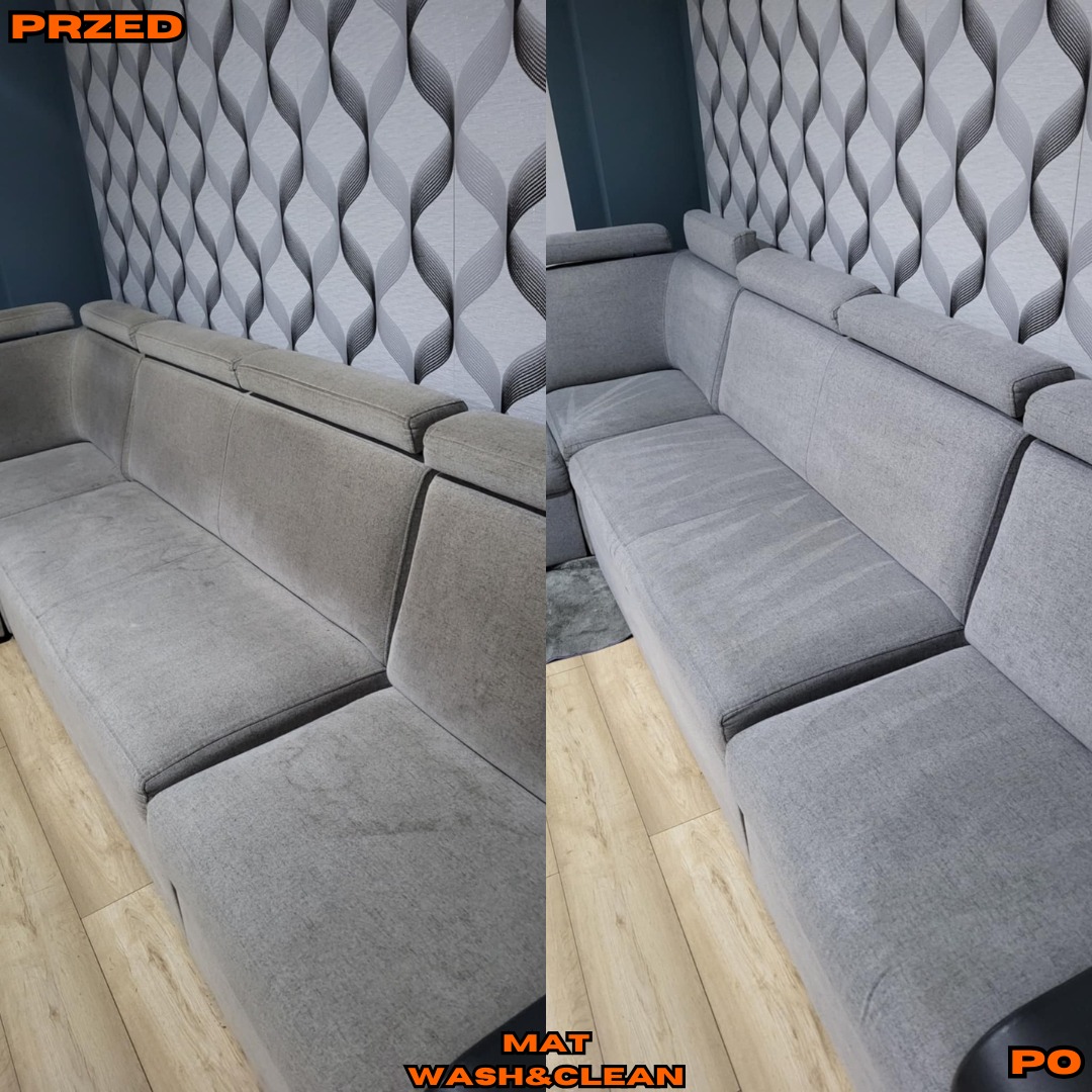 Szara, narożna kanapa tapicerowana przed i po czyszczeniu, widoczne różnice w kolorze i czystości materiału, na podłodze panele imitujące drewno, w tle wzorzysta tapeta.