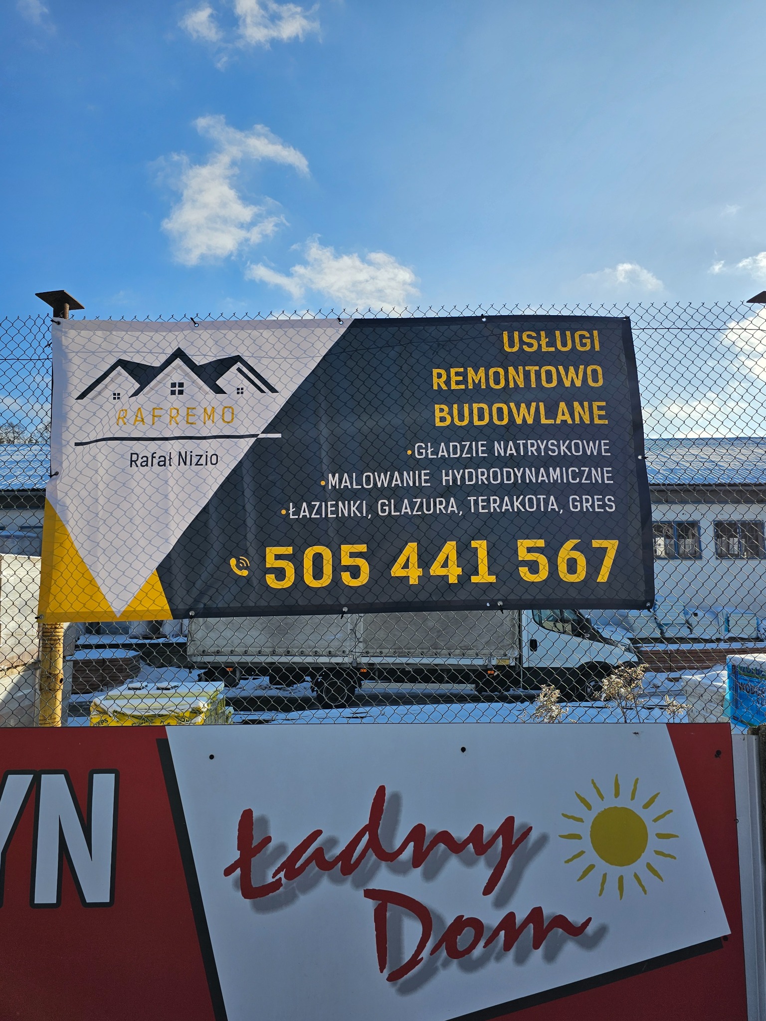 Baner firmy Rafremo z ofertą usług remontowo-budowlanych: gładzie natryskowe, malowanie hydrodynamiczne, łazienki, glazura, terakota, gres. Numer telefonu na tle błękitnego nieba.