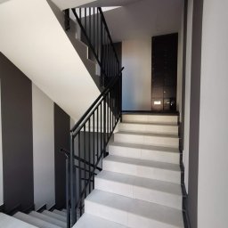 Precyzyjne wykończenie korytarzy i klatek schodowych w apartamentowcu . 