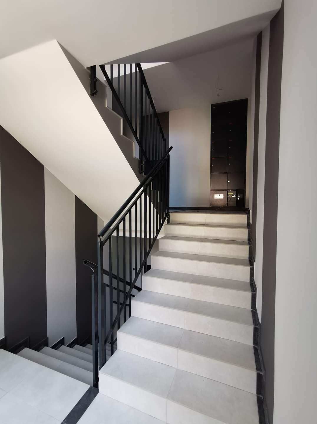 Precyzyjne wykończenie korytarzy i klatek schodowych w apartamentowcu .