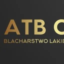Logo firmy ATB CARS z sylwetką samochodu i napisem 'Blacharstwo Lakiernictwo' w złotym kolorze na ciemnoszarym tle.