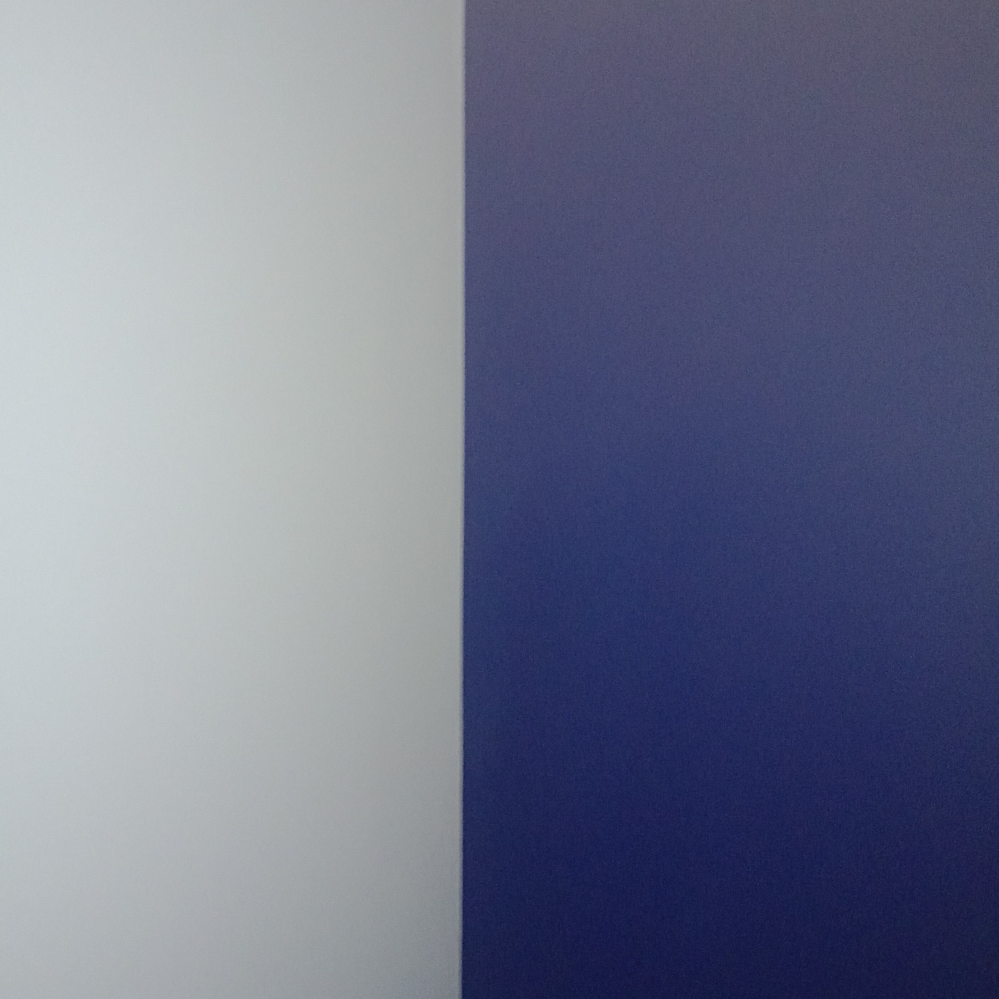 Ściana pomalowana na dwa kolory: jasnoszary i granatowy. Widoczna linia podziału kolorów.