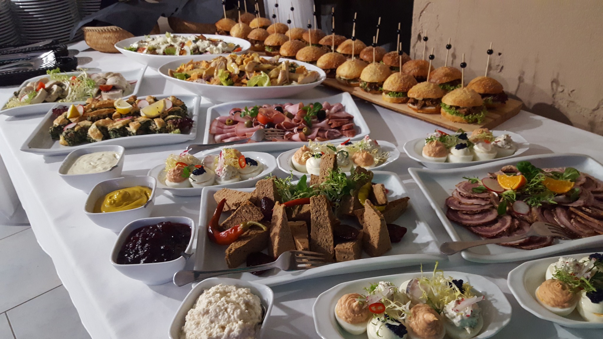 miniburgery, pasztety, sałatki, zakąski