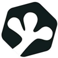 Stylizowany biały kształt przypominający odcisk łapy w czarnym, sześciobocznym obramowaniu z zaokrąglonymi rogami, logo.