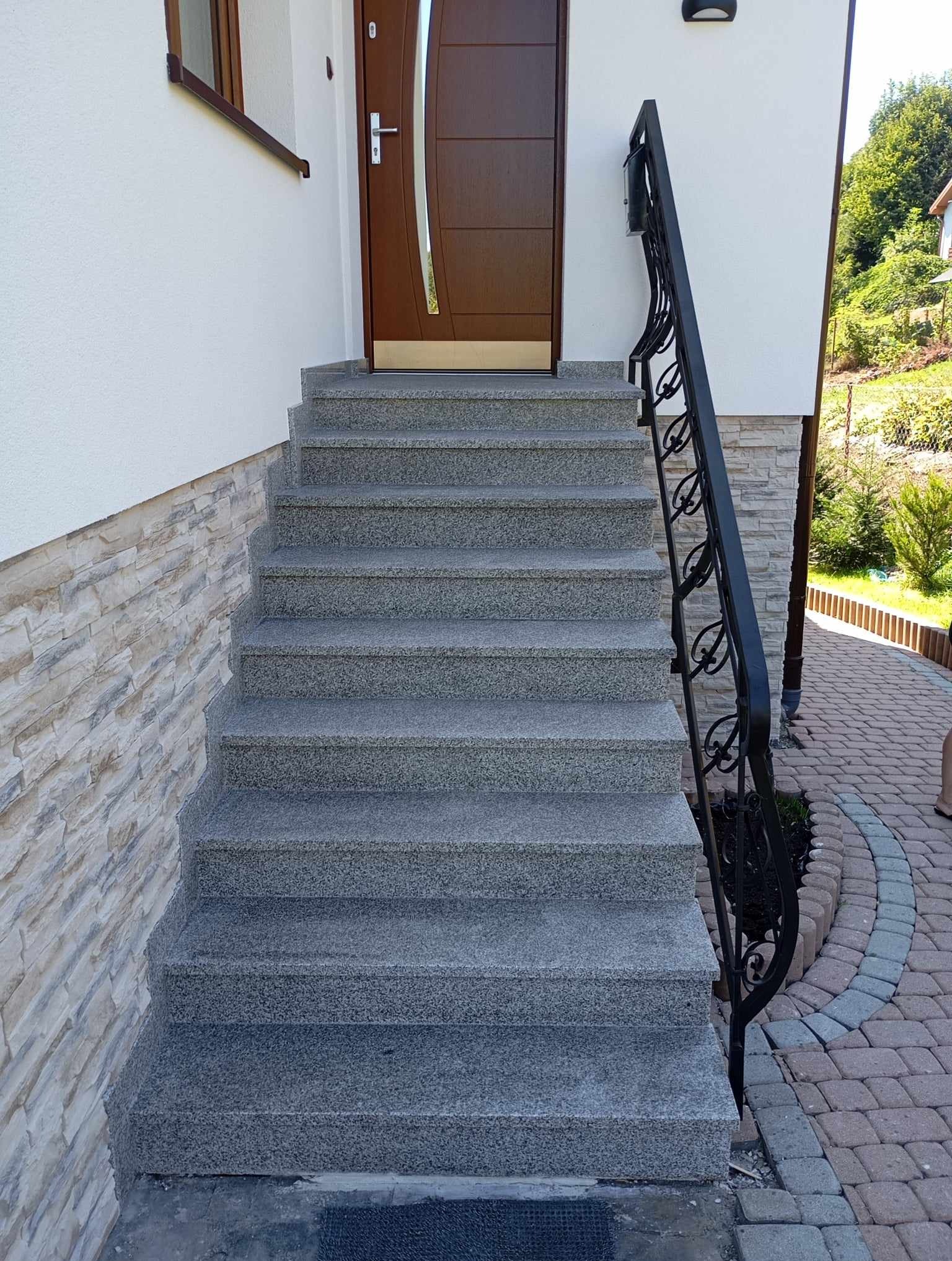 Schody zewnętrzne granit Bianki cristal 3 cm płomień