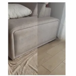 Zdjęcie przedstawia kanapę w odcieniach beżu. Po lewej stronie widoczny fragment kanapy przed czyszczeniem, po prawej po czyszczeniu. Widoczna podłoga z paneli.