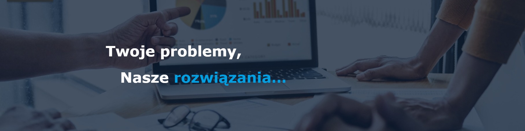 Laptop z wyświetlonym wykresem kołowym i słupkowym na ekranie, otoczony dłońmi, sugerujący analizę danych i planowanie strategiczne, z napisem 'Twoje problemy, Nasze rozwiązania...' w tle.