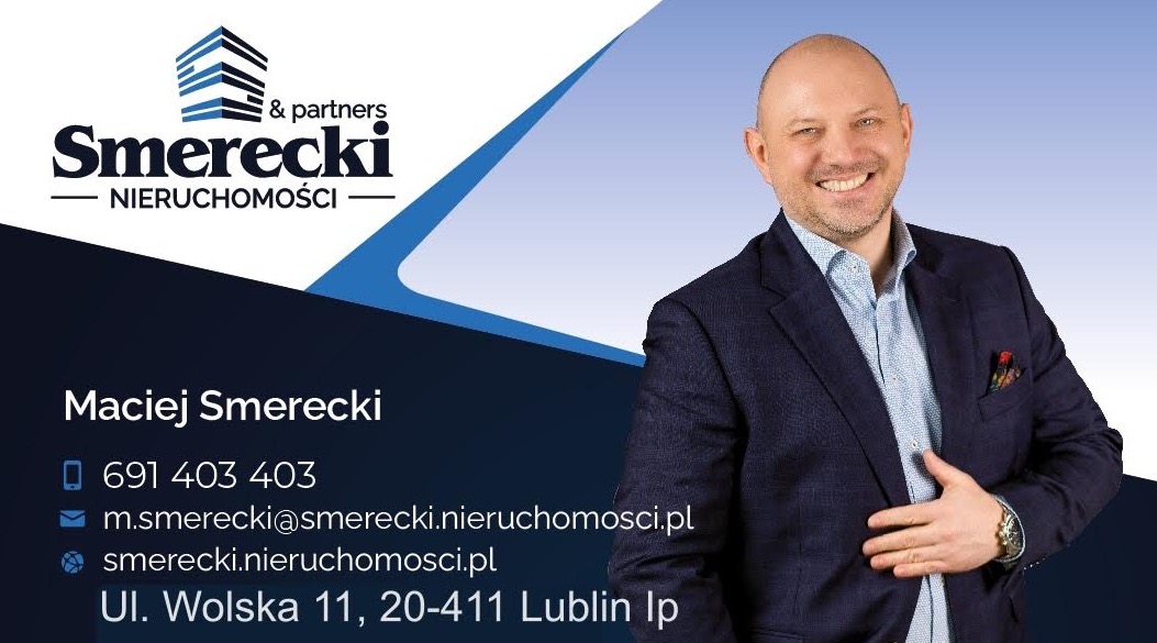 Wizytówka firmy Smerecki Nieruchomości z uśmiechniętym właścicielem Maciejem Smereckim w marynarce, prezentująca logo firmy, dane kontaktowe i adres biura w Lublinie.