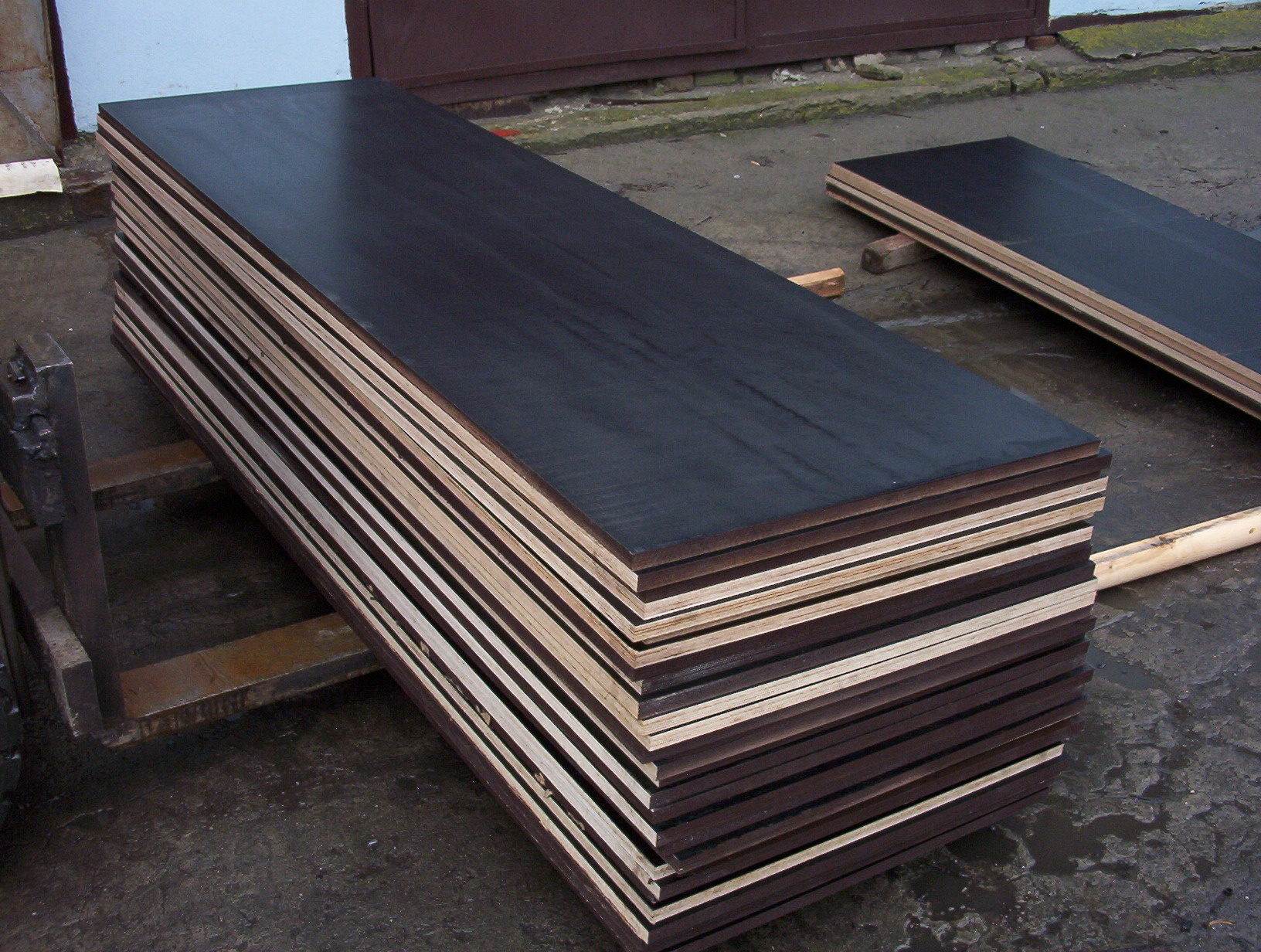 Sprzedajemy też sklejkę szalunkową.