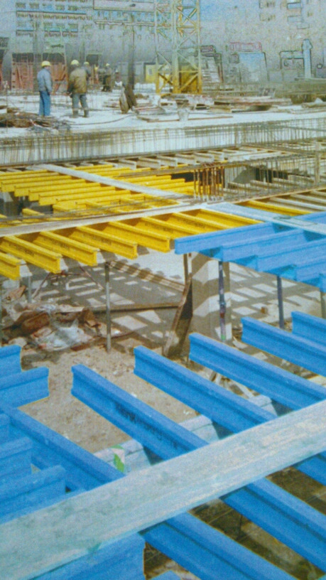 Tradycyjny szalunek stropowy z wykorzystaniem systemu Dokaflex DOKA.