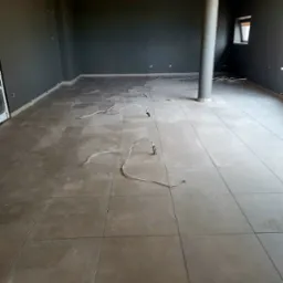 Remont zakładu pracy tj. położenie płytek, wyrównanie ścian - malowanie.