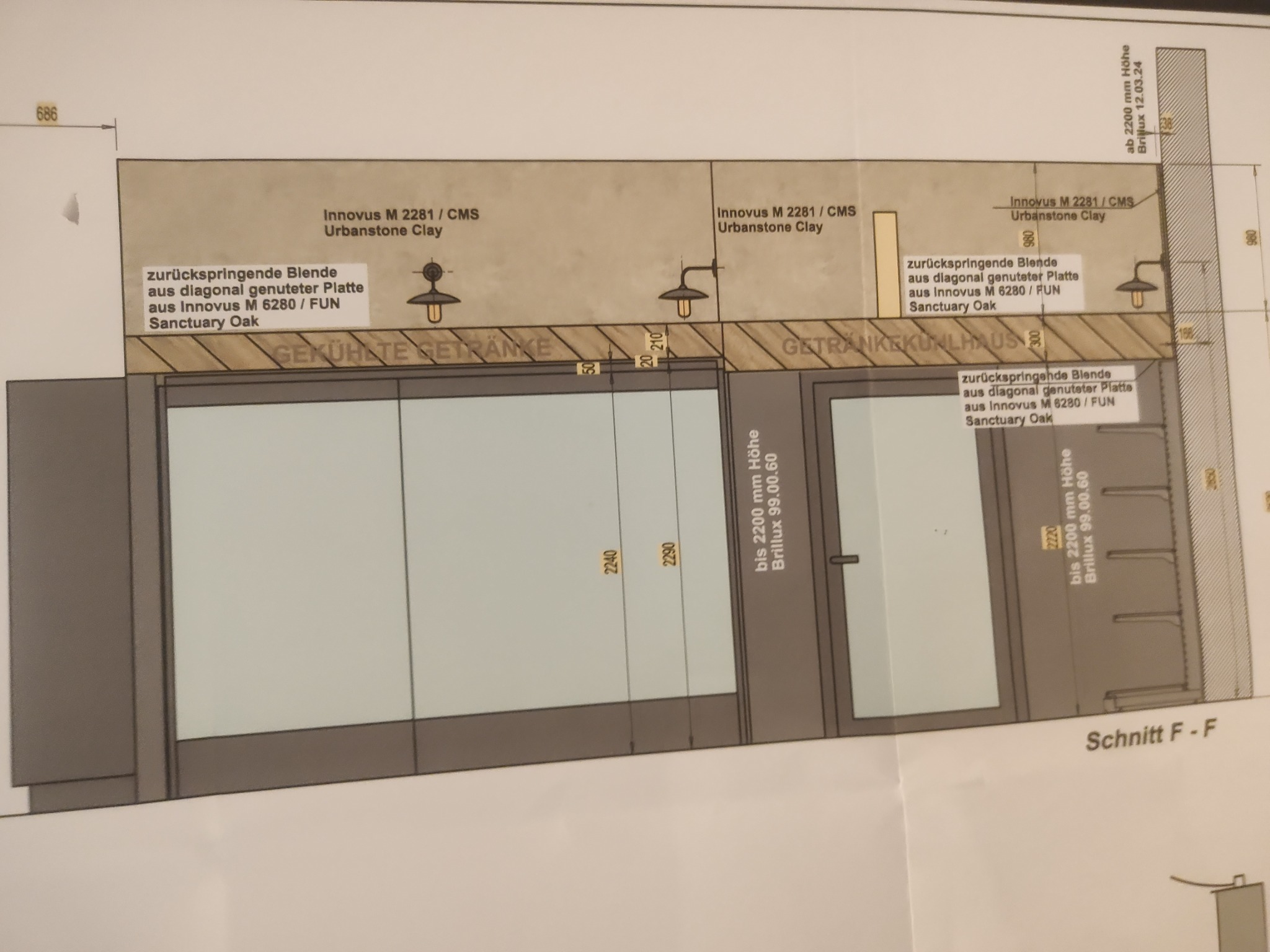 Fragment rysunku technicznego elewacji budynku z zaznaczonymi wymiarami i materiałami wykończeniowymi, w tym okładziną Innovus M 2281/CMS Urbanstone Clay i elementami z Innovus M 6280 / FUN...