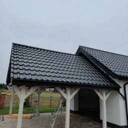 Wykonanie wiatki wraz z poszyciem dachu dachówką ceramiczną.