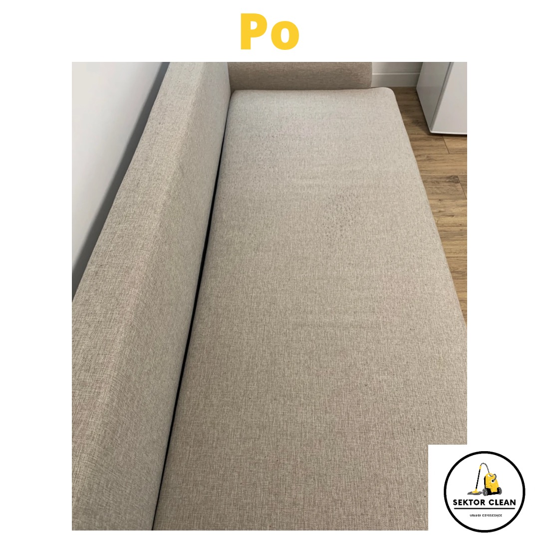 Jasna kanapa po praniu tapicerki, widoczne znikające plamy, logo firmy w prawym dolnym rogu.