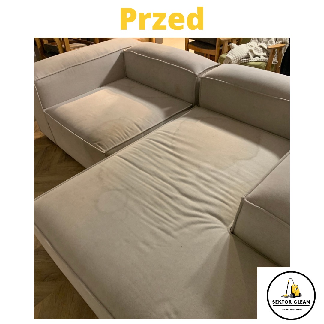 Szara narożna kanapa z widocznymi plamami na siedzisku i oparciu, prezentowana w ujęciu przed czyszczeniem, z logiem firmy Sektor Clean w prawym dolnym rogu.