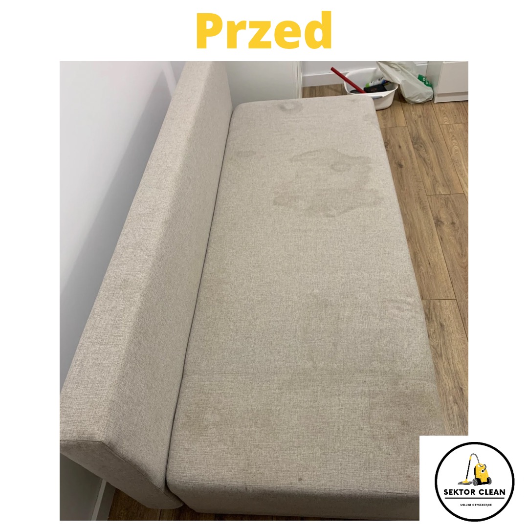 Beżowa kanapa z widocznymi plamami przed czyszczeniem, z boku widoczna ściana i fragment podłogi, w rogu logo firmy sprzątającej.