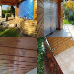 Czteropanelowe ujęcie drewnianej altany w trakcie malowania: widok ogólny z pracownikiem na drabinie, zabezpieczone folią okno, pomalowana deska sufitowa z połyskiem i zbliżenie na odnowioną...