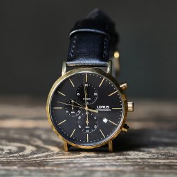 BIELEC ART - fotografia - Zdjęcie produktowe zegarka Lorus Chronograph z czarną tarczą i złotą kopertą na drewnianym tle, wykonane przez Bielec Art.