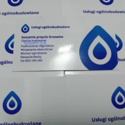Wizytówki firmy budowlanej z niebieskim logo kropli wody i spisem usług: koszenie krzewów, gładzie, malowanie, podnoszenie nagrobków, wstawianie okien/drzwi, montaż ogrodzenia, elewacje/dachy...